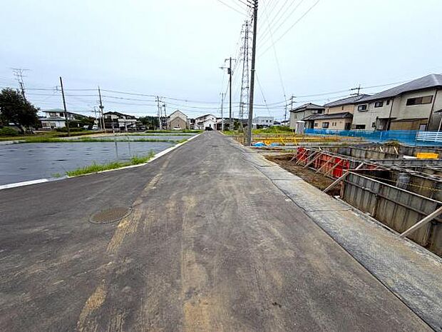 前面道路を含めた現地写真です。ぜひ周辺環境も併せてご覧ください。