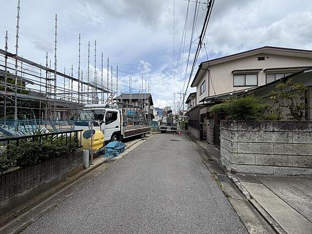 前面道路を含めた現地写真です。