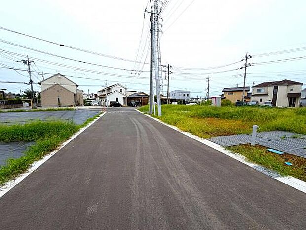 前面道路を含めた現地写真です。
