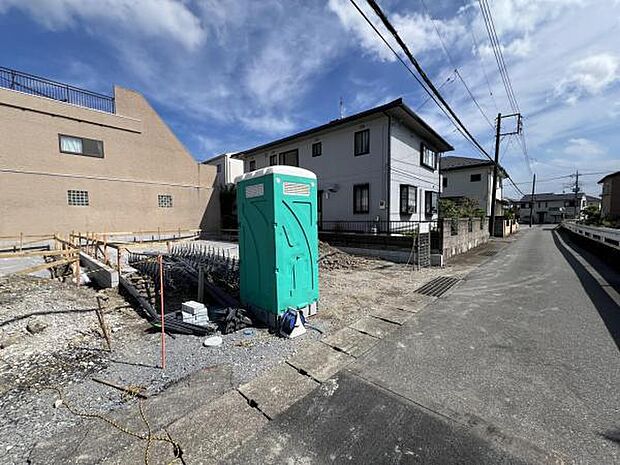 前面道路を含めた現地写真です。