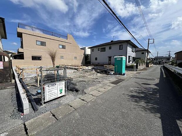 前面道路を含めた現地写真です。