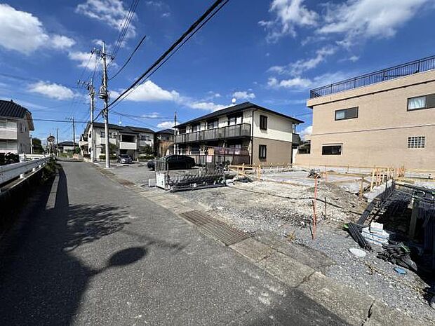 前面道路を含めた現地写真です。ぜひ周辺環境も併せてご覧ください。