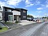 外観：前面道路を含めた現地写真です。
