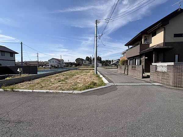 前面道路を含めた現地写真です。