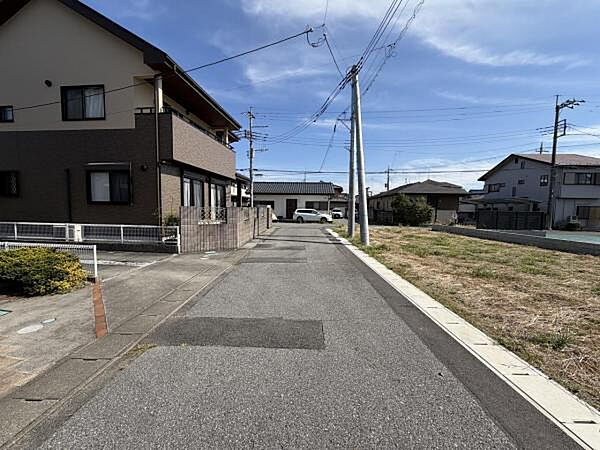前面道路を含めた現地写真です。