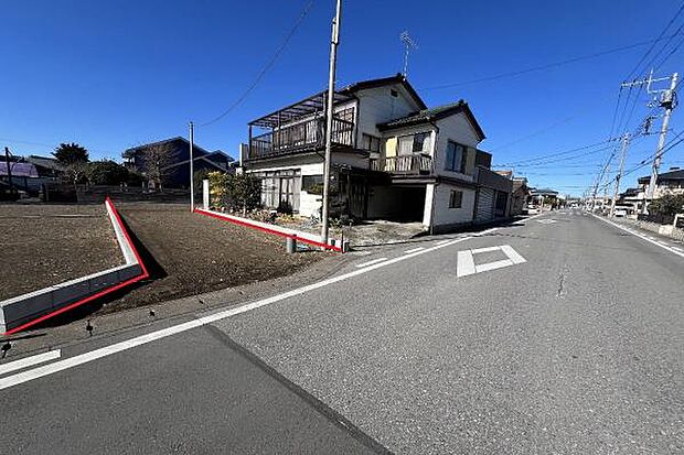 前面道路幅員約7mでお車の出し入れも楽々です。
