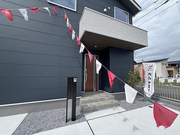 雨天時の荷物搬入に便利な玄関ポーチ付きです。