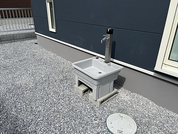 屋外に、洗車やガーデニングに便利な外水栓がございます。