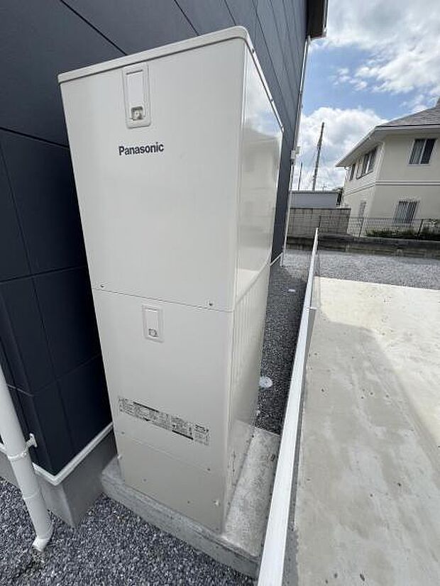 オール電化住宅です。ヒートポンプユニット型給湯器です。
