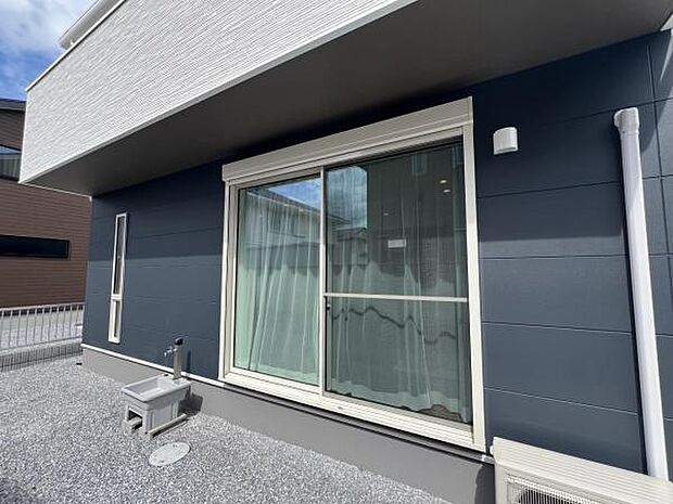 雨戸シャッター付きで、防災・防犯に心強いですね。