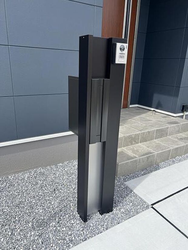 TVドアホンとポストが付いた門柱です。