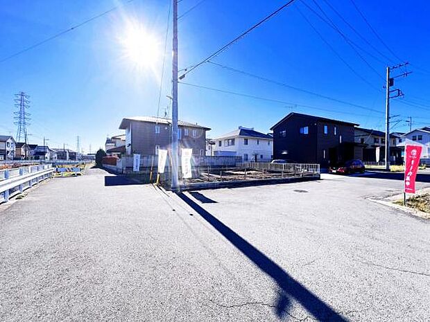 前面道路を含めた現地写真です。