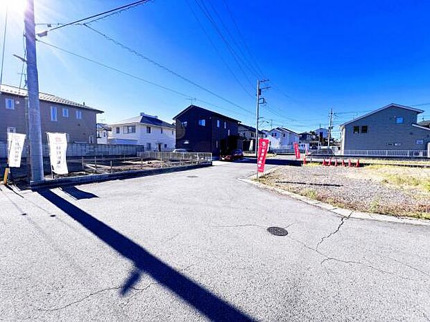 前面道路を含めた現地写真です。