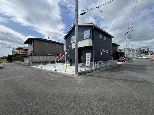 前面道路を含めた現地写真です。ぜひ周辺環境も併せてご覧ください。