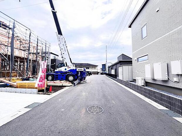 前面道路を含めた現地写真です。