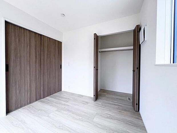 いつでもお部屋をスッキリお使い頂ける収納スペースを設置。