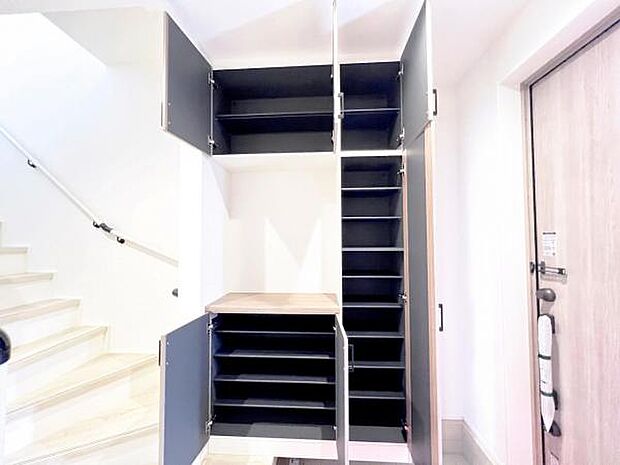 いつでもお部屋をスッキリお使い頂ける収納スペースを設置。