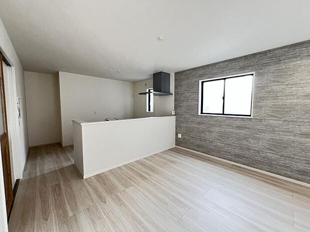 お食事中もキッチンと会話が楽しめるダイニングスペース。