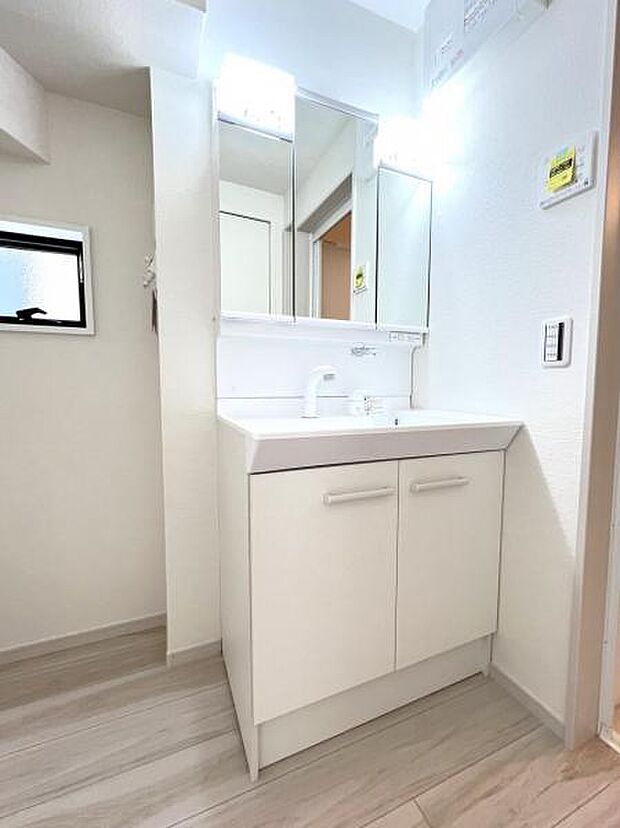 洗面化粧台です。朝の身支度から1日が始まります。