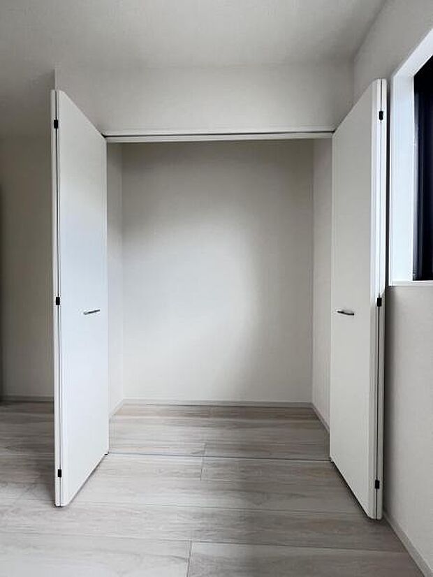 いつでもお部屋をスッキリお使い頂ける収納スペースを設置。