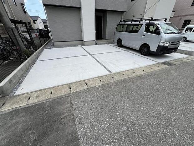 カースペースは車種により3台駐車可能です。