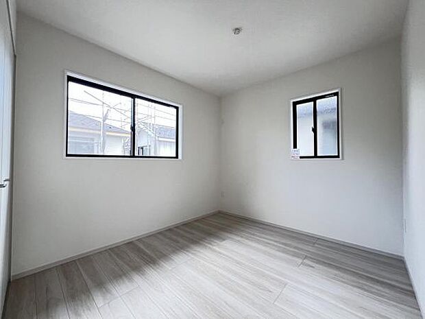 2階に洋室が4部屋あります。