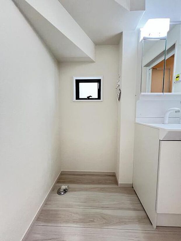 独立洗面台の横にはランドリースペースがございます。
