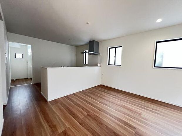 お食事中もキッチンと会話が楽しめるダイニングスペース。