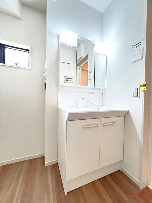 洗面化粧台です。朝の身支度から1日が始まります。