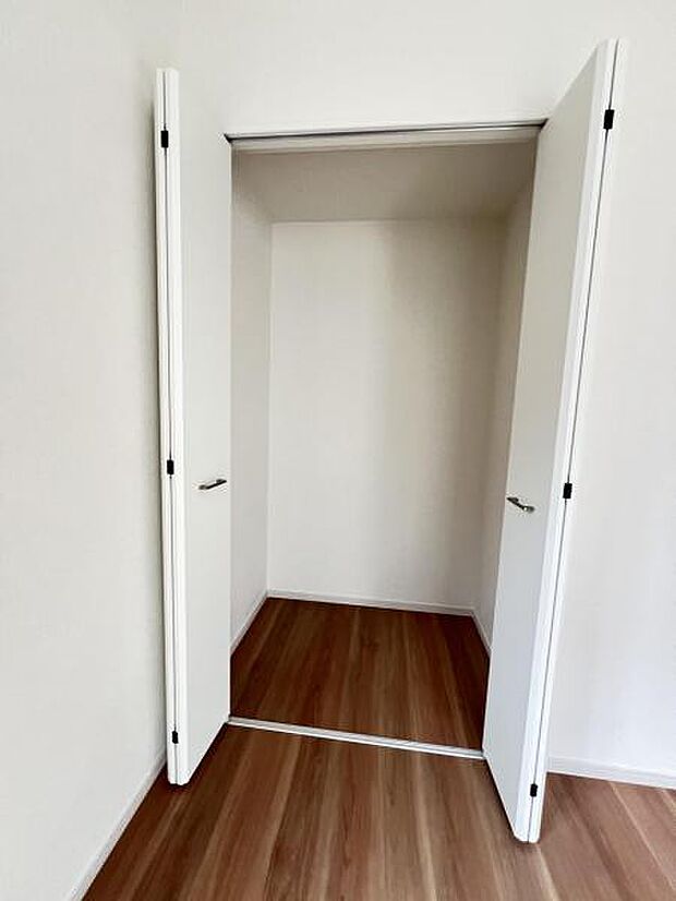 いつでもお部屋をスッキリお使い頂ける収納スペースを設置。