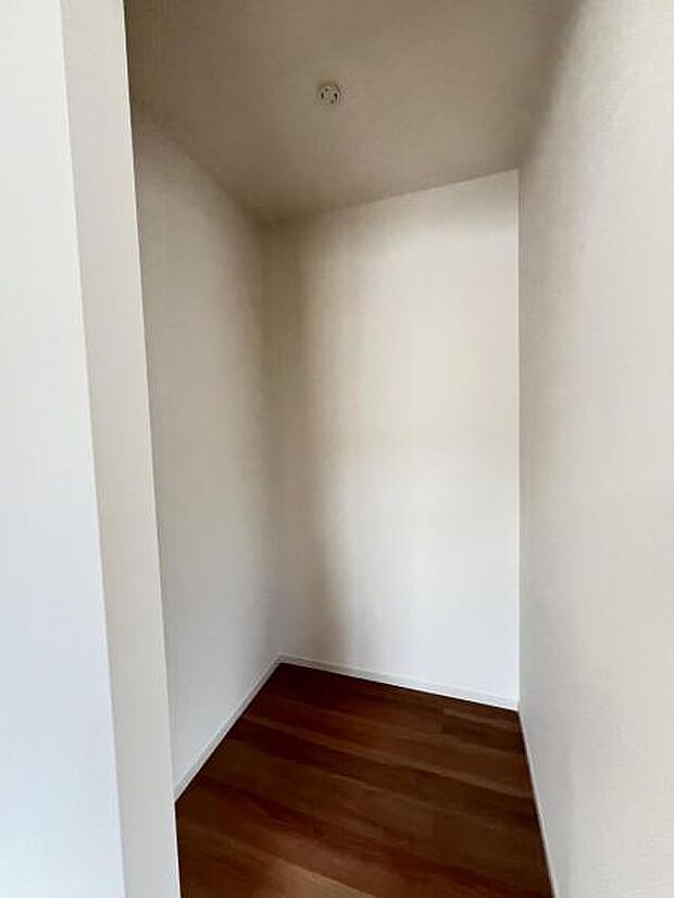 ウォークインクローゼットがあり収納スペースも豊富。季節物もスッキリ片付きそうです。