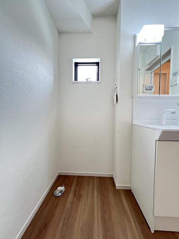 独立洗面台の横にはランドリースペースがございます。