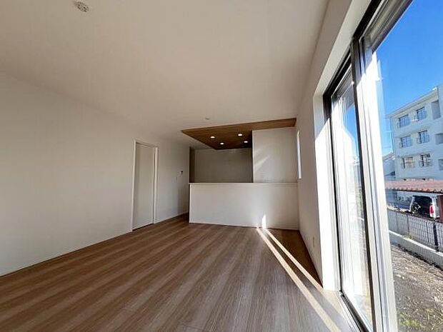 お食事中もキッチンと会話が楽しめるダイニングスペース。