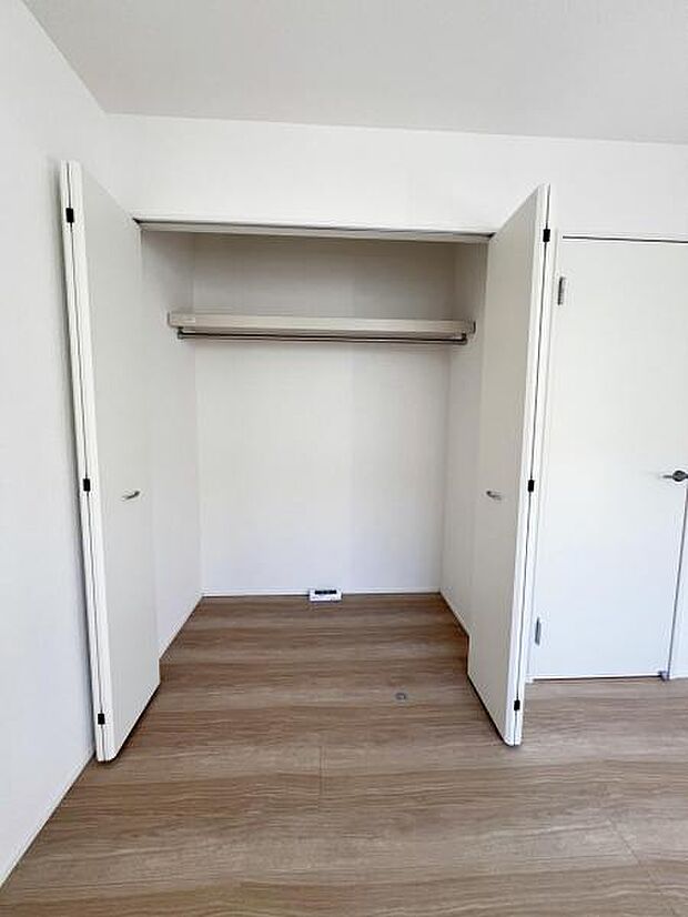 いつでもお部屋をスッキリお使い頂ける収納スペースを設置。