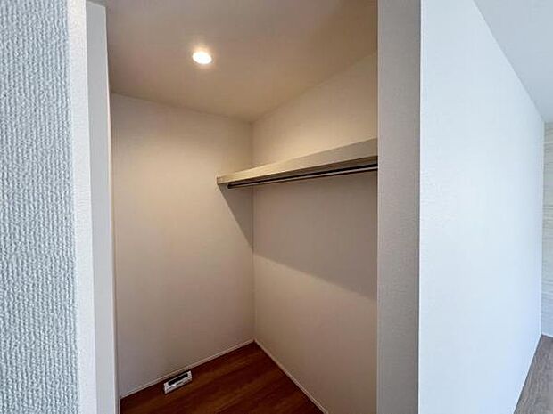 ウォークインクローゼットがあり収納スペースも豊富。季節物もスッキリ片付きそうです。