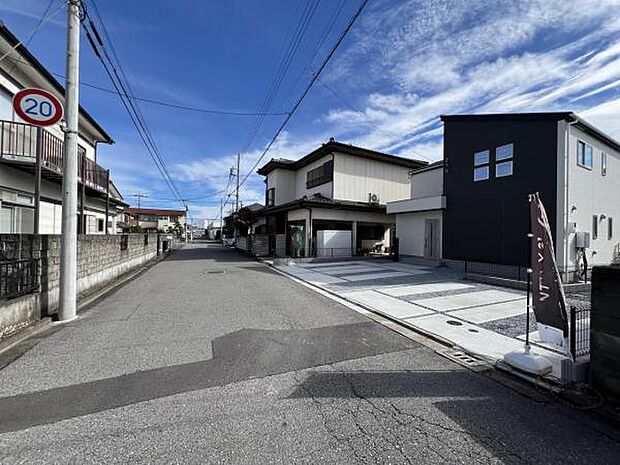 前面道路を含めた現地写真です。