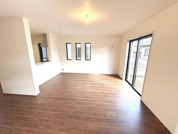 明るい日差しが入る風通しの良いリビングです。