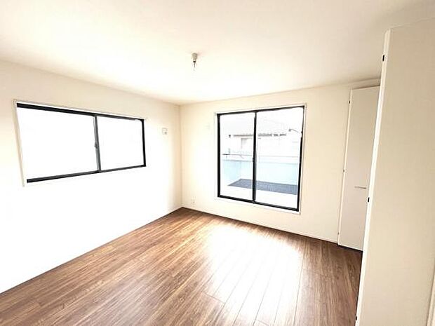 2面採光の明るい洋室です。