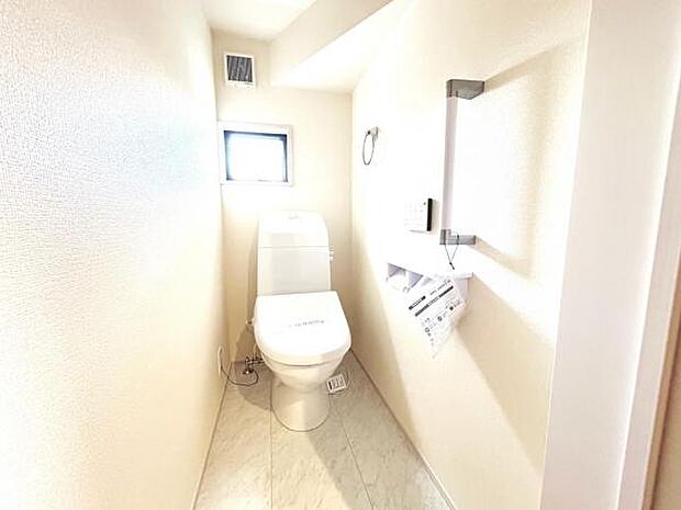 シャワー洗浄機能付のトイレは、清潔感が印象的な空間ですね。