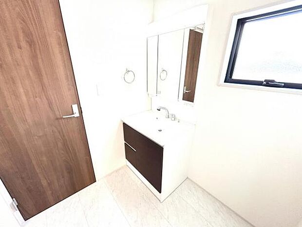 シャワー付き洗面化粧台です。手軽にシャンプーができ、お掃除もしやすいですね。