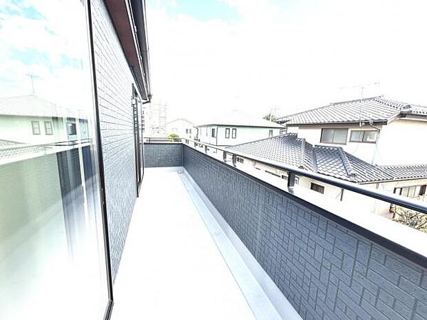 広々バルコニーで布団やレジャーシートなど大きな物も簡単に干すことができお洗濯も楽しくなりそうですね。