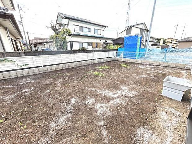 お庭があり開放感たっぷりです。季節のお花を楽しんだり、家庭菜園もお楽しみいただきます。