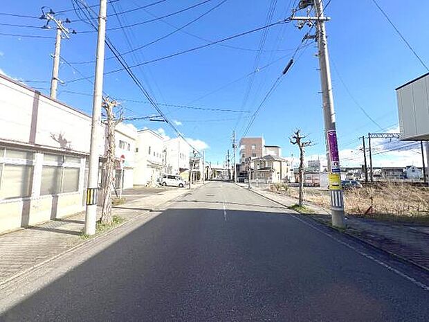 前面道路を含めた現地写真です。ぜひ周辺環境も併せてご覧ください。