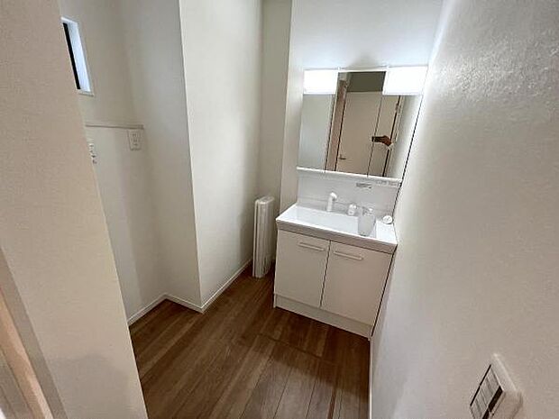 洗面脱衣室です。身だしなみチェックに便利な三面鏡付きの洗面台です。