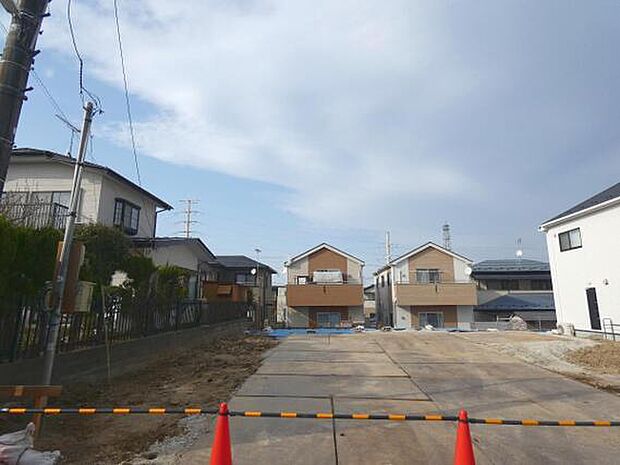 2階には洋室が3部屋あり、主寝室にはウォークインクローゼット付き。