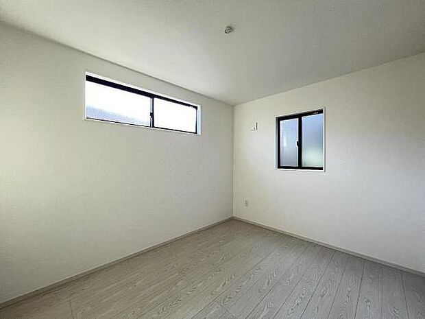 約6帖の洋室です。白を基調とした内装は、お部屋をより明るく感じさせますね。