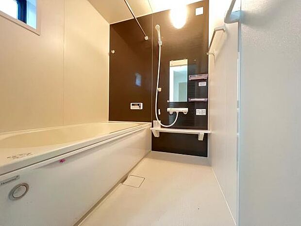 アクセントパネルを施した浴室。水はけがよくお手入れしやすいシステムバスです。