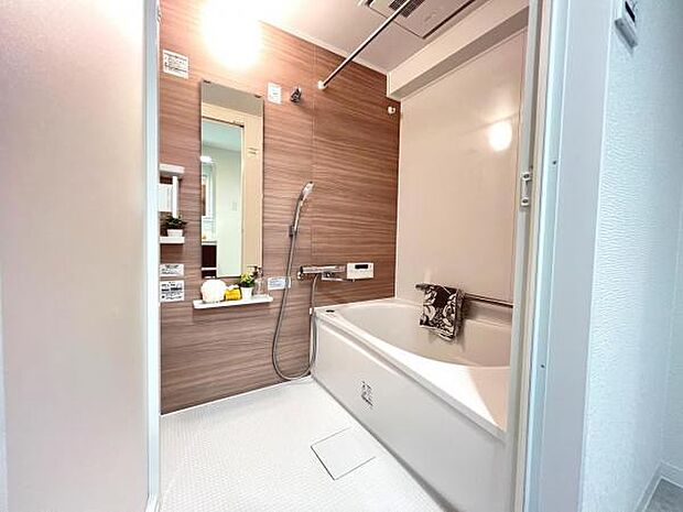アクセントパネルを施した浴室、ゆったり入れる1坪サイズです