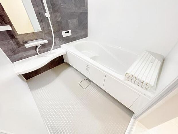 浴槽サイズは1616サイズになり、浴槽内で足を延ばして入浴できます。 