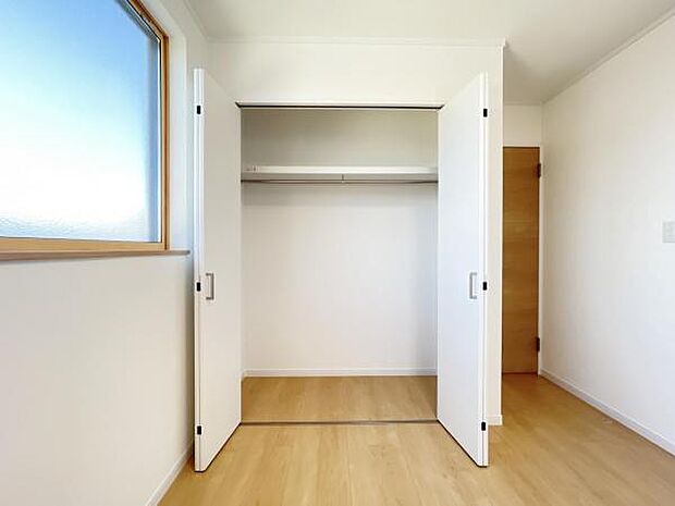 洋室約5.2帖の収納スペースです。お部屋をすっきりと利用できます。